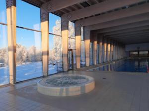 Pühajärve Spa & Holiday Resort في أوتيبا: غرفة كبيرة بها نافورة في منتصف المبنى