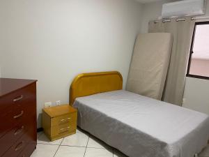 Katil atau katil-katil dalam bilik di Apartamento Meia Praia