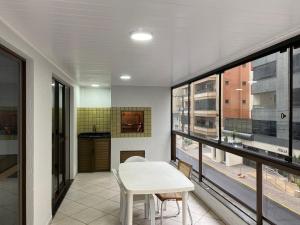 Dapur atau dapur kecil di Apartamento Meia Praia