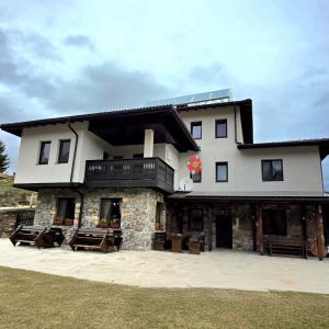 een groot wit gebouw met een balkon bij Къща за гости МЕЧА СТЪПКА in Gela
