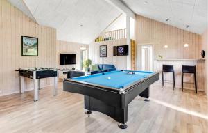 ein Billardzimmer mit Billardtisch und Fernseher in der Unterkunft Gorgeous Home In Ringkøbing With Sauna in Ringkøbing