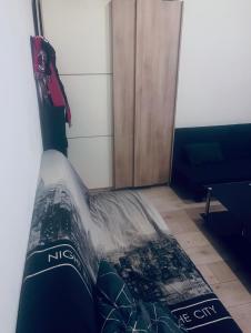 ニースにあるLe loft du canalのドア付きの部屋のベッド1台