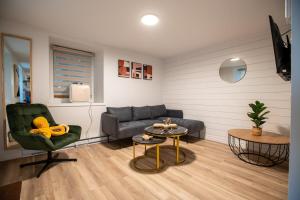 ケベック・シティーにあるLes Voûtes Royal Urbain, Parking, Pet friendlyのソファとテーブルのあるリビングルーム