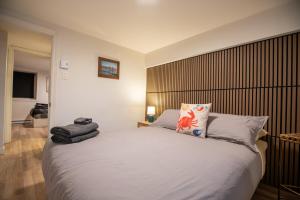 ケベック・シティーにあるLes Voûtes Royal Urbain, Parking, Pet friendlyの木製のヘッドボードが付いた大きなベッドのある寝室