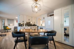 ケベック・シティーにあるLes Voûtes Royal Urbain, Parking, Pet friendlyのテーブルと椅子のあるキッチンとダイニングルーム