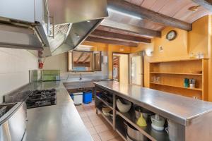 Sant Iscle de VallaltaにあるCan Rocosaの広いキッチン(ステンレス製のカウンタートップ付)