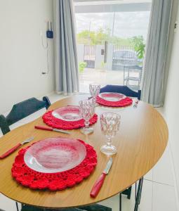 CastanhalにあるCasa em Condomínio, Home Office, Churrasqueira, Ar-Condicionado, Redárioの木製テーブル(赤皿、メガネ付)