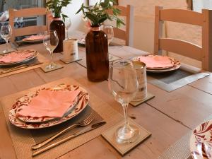 High HamCamelot的一张木桌，上面放着盘子和玻璃杯