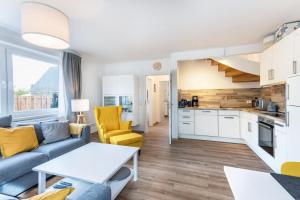 un salon avec un canapé et une table dans l'établissement Haus Hein Mück, à Norddeich 24 autres photos