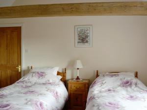 Ένα ή περισσότερα κρεβάτια σε δωμάτιο στο Ostlers Cottage