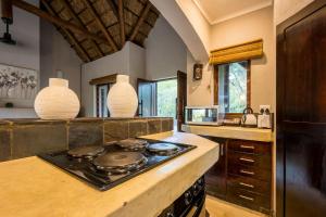 Kuchyň nebo kuchyňský kout v ubytování Raptors Lodge