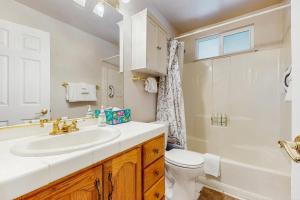 Golden Pine Lodge 욕실 사진 18개 이상