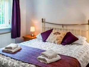 une chambre avec un lit avec des serviettes dessus dans l'établissement Bwthyn Bwlch, à Denbigh 4 autres photos