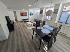 Posezení v ubytování FERIENWOHNUNG 70m2 APARTMENT in ZITTAUER STADTZENTRUM INNENSTADT INNENRING TOP LAGE - WOHNEN AUF ZEIT IN ZITTAU - 2 RAUM WOHNUNG
