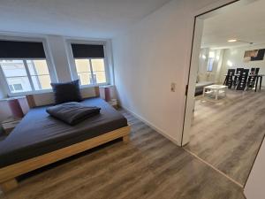 Postel nebo postele na pokoji v ubytování FERIENWOHNUNG 70m2 APARTMENT in ZITTAUER STADTZENTRUM INNENSTADT INNENRING TOP LAGE - WOHNEN AUF ZEIT IN ZITTAU - 2 RAUM WOHNUNG