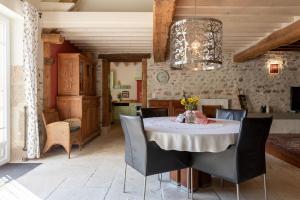 a kitchen and dining room with a table and chairs at Le Theureau Gîte voor 6 personen in Millay