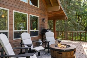 a screened in porch with chairs and a fire pit at Iron Mountain - Spacious Secluded Lodge with Hot Tub & Game Room in Sandy