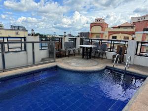 Swimmingpoolen hos eller tæt på Grand Central Hotel