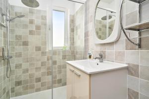 un baño con lavabo y ducha en Apartamento 1a línea La Herradura, en La Herradura 17 fotos más