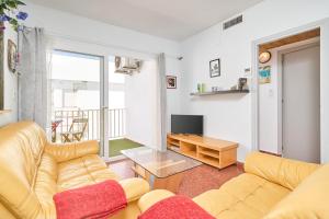 Una sala de estar con dos sofás y un televisor. en Apartamento 1a línea La Herradura, en La Herradura