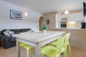 une cuisine et un salon avec une table et des chaises dans l'établissement Il Mondo di Patty 1, à Pera