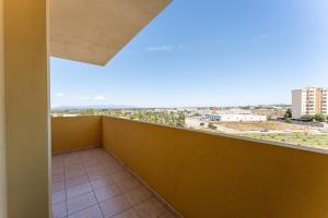 ein Balkon mit Blick auf die Stadt in der Unterkunft Casa vacanze della Corte in Sestu
