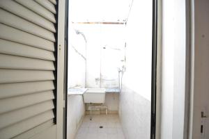 ein Badezimmer mit Waschbecken und Spiegel in der Unterkunft Pt57 Casa vacanza per 4 pax Alba in Torre dell'Orso