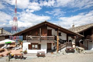 a building with a tower in the background at Maison Sylvie in Pila