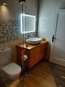 AltaresにあるCasa das Calesの洗面台とトイレ付きのバスルーム +31枚の写真