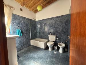 Koupelna v ubytování Otro Mundo alojamiento