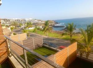 un balcon avec vue sur l'océan dans l'établissement Waterfront - B luxury, à Dakar