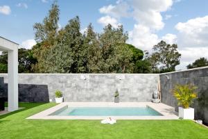 La MuelaにあるVilla Edénの裏庭(スイミングプール、芝生付)