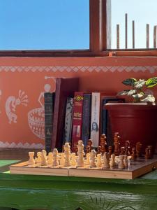 ビーアにあるSabhyata Stays Birの木製チェスボード