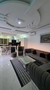 ein Wohnzimmer mit einem Sofa, Stühlen und einem Klavier in der Unterkunft dar saoussen in Triffa