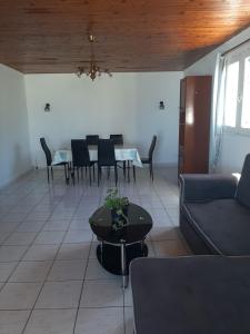 a living room with a couch and a table at Kaz'Eliz in Le Tampon