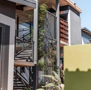 The Eyrie في نيلسبروت: مبنى عليه درج عليه نباتات