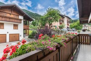 un jardin de fleurs devant une maison dans l'établissement Appartamento Albachiara 2, à Ossana