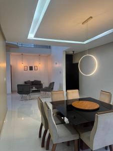 ベレンにあるAlphaville Belémの黒いテーブルと椅子のあるダイニングルーム