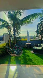 ベレンにあるAlphaville Belémのヤシの木のあるパティオ +15枚の写真