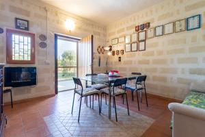 カステッラネータにあるVilla Mariaのダイニングルーム(ガラスのテーブル、椅子付)