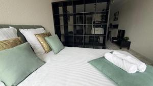 een wit bed met twee kussens erop bij Reflet de Loire in Nevers