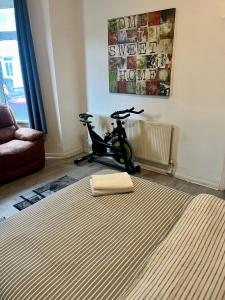 ein Fahrrad in einem Zimmer mit Teppich geparkt in der Unterkunft Home from home in Southend-on-Sea