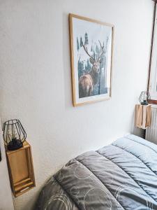a bedroom with a picture of a deer on the wall at Station de ski Gourette, Appartement avec chambre in Gourette