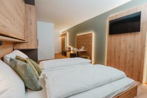 een slaapkamer met twee bedden en een flatscreen-tv bij MOWO Limes in Denkendorf +5 foto's