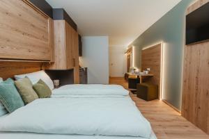 een slaapkamer met 2 witte bedden en een bureau bij MOWO Limes in Denkendorf