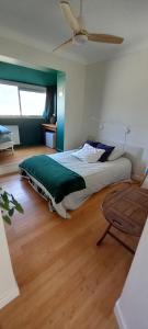 um quarto com uma cama e um ventilador de teto em espace privé avec balcon vue montagnes em Grenoble mais 9 fotografias