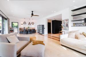 ein Wohnzimmer mit 2 Sofas und einem Esszimmer in der Unterkunft Villa Flores in Marbella