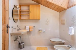 łazienka z toaletą i umywalką w obiekcie Gamperhof Apartment Planet w mieście Collepietra +21 zdjęć