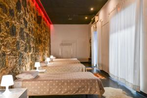 a row of beds lined up against a wall at Brothers House in Arrecife