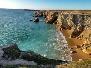 Una vista de una playa con rocas y el océano. en Saint-Pierre-Quiberon - Appartement 2P 28m² - 4 pers - Jardin clôturé - Animaux acceptés - FR-1-478-114, en Saint-Pierre-Quiberon 6 fotos más